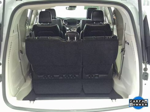 Used 2022 Chrysler Pacifica Limited image 25