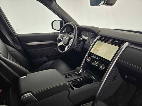 Used 2025 Land Rover Discovery Dynamic SE image 11