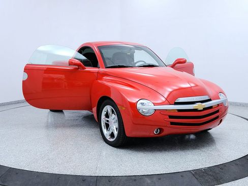 Used 2003 Chevrolet SSR w/ Preferred Equipment Group RWD image 12