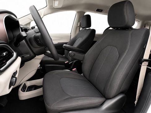 Used 2021 Chrysler Voyager LX w/ Cold Weather Group FWD image 23
