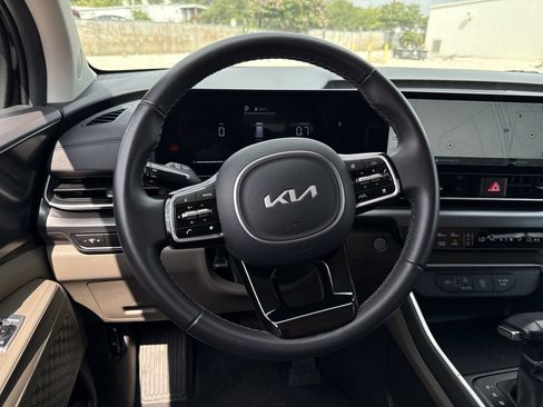 Used 2026 Kia Carnival FWD image 11