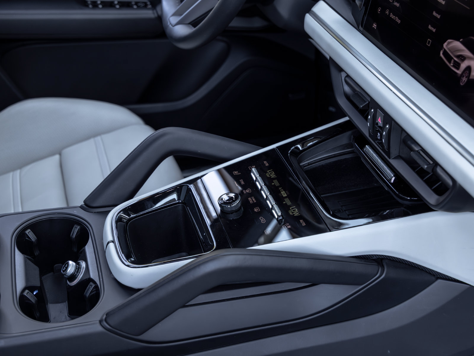 Certified 2024 Porsche Cayenne Coupe AWD/4WD image 53