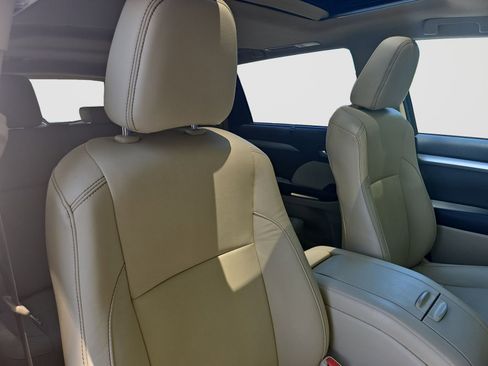 Used 2019 Toyota Highlander SE AWD/4WD image 12