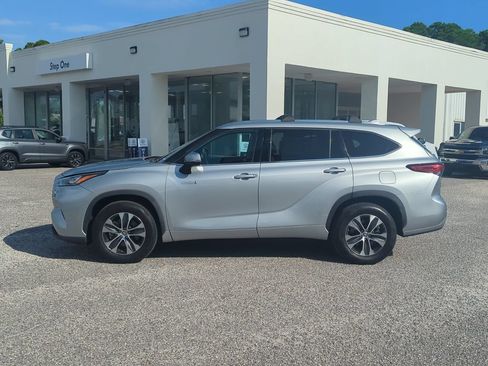 Used 2020 Toyota Highlander XLE FWD image 4
