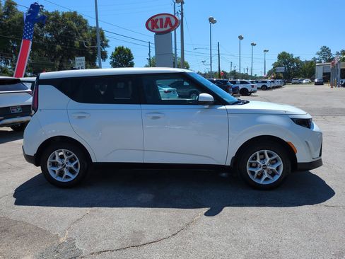 Used 2025 Kia Soul LX w/ LX Technology Package FWD image 4