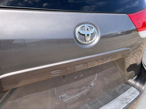 Used 2011 Toyota Sienna XLE w/ Entertainment Pkg FWD image 35
