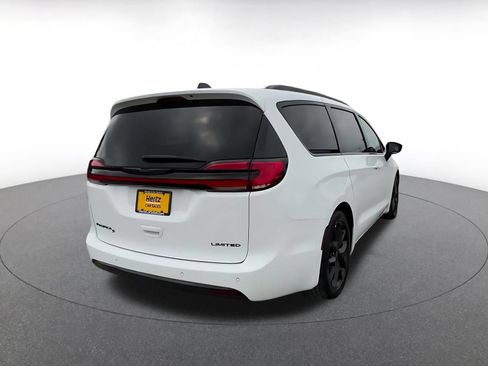 Used 2025 Chrysler Pacifica Limited FWD image 14
