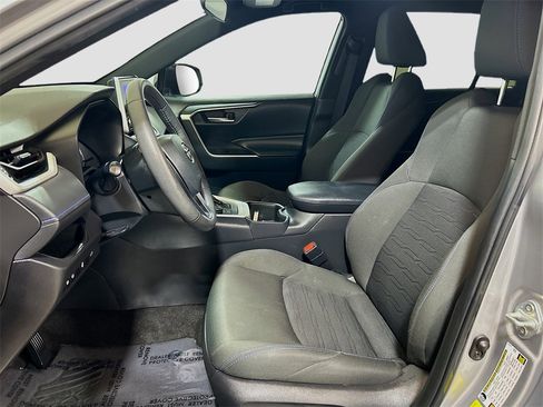 Used 2023 Toyota RAV4 SE image 18