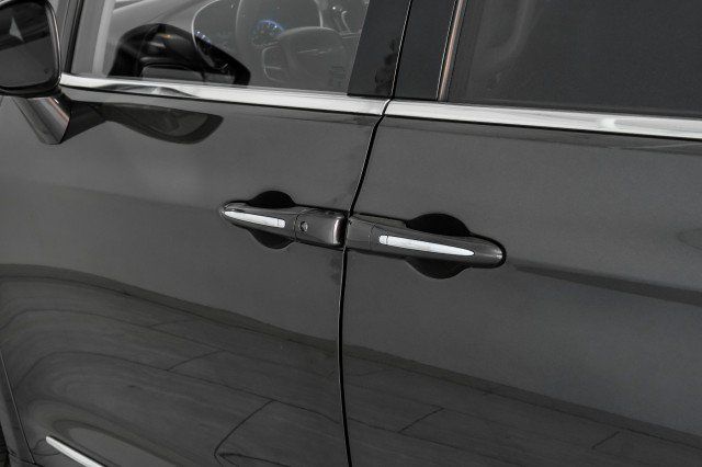Used 2019 Chrysler Pacifica Touring-L FWD image 38