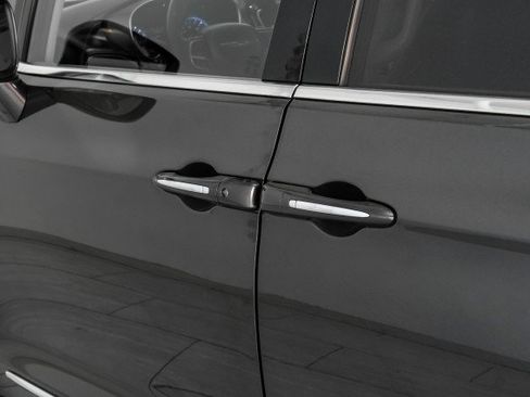 Used 2019 Chrysler Pacifica Touring-L FWD image 38