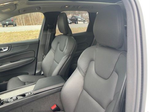 Used 2025 Volvo XC60 B5 Plus image 17