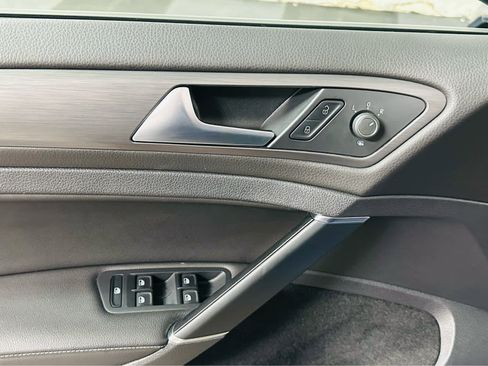 Used 2019 Volkswagen Golf SE image 22