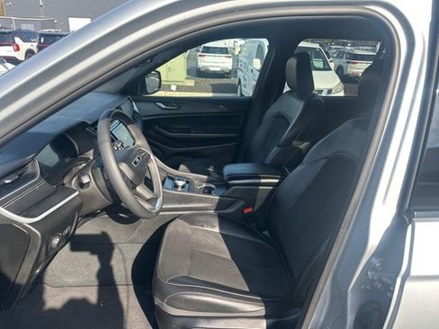 Used 2024 Jeep Grand Cherokee Altitude image 11