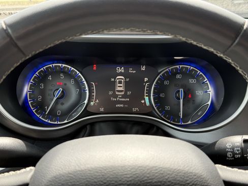 Used 2023 Chrysler Pacifica Touring-L image 18