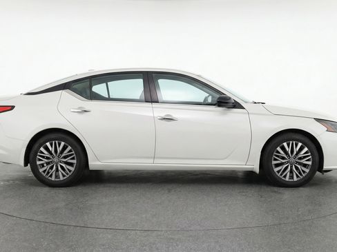 Used 2025 Nissan Altima 2.5 SV image 11