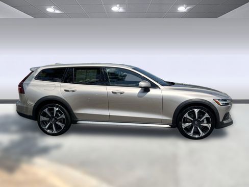 Certified 2025 Volvo V60 B5 Cross Country Ultra image 8