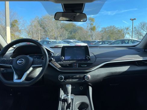 Used 2025 Nissan Altima 2.5 SV image 17