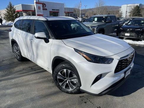 New 2026 Toyota Highlander XLE image 1