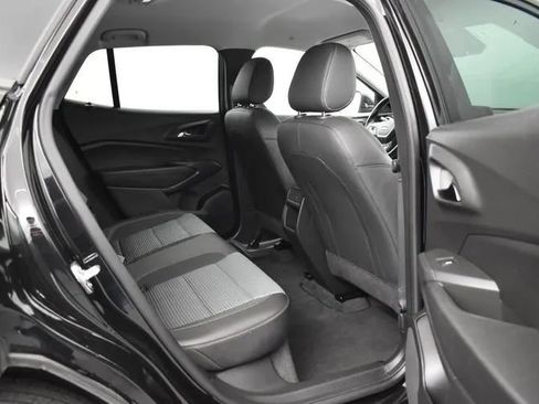 Used 2025 Chevrolet Trax LT w/ LT Convenience Package FWD image 18