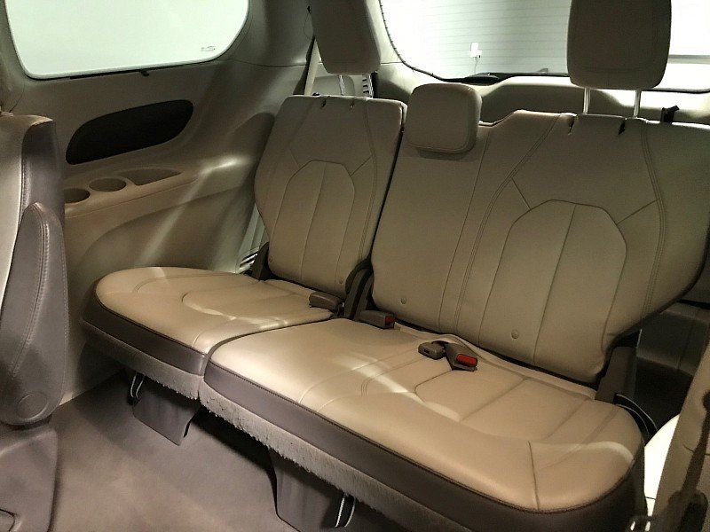 Used 2017 Chrysler Pacifica Touring-L FWD image 19