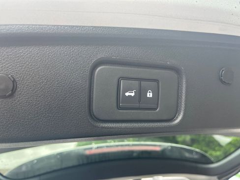 Used 2025 Nissan Pathfinder SV FWD image 23