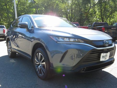 Used 2022 Toyota Venza LE image 4