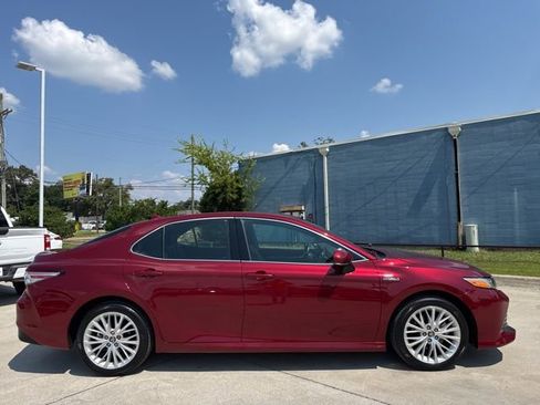 Used 2020 Toyota Camry XLE image 9