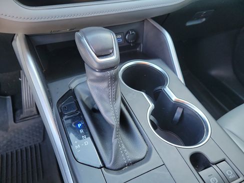 Used 2022 Toyota Highlander XLE FWD image 18
