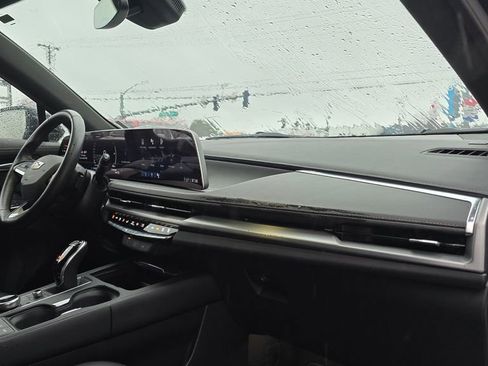 Used 2025 Cadillac XT4 Premium Luxury image 12