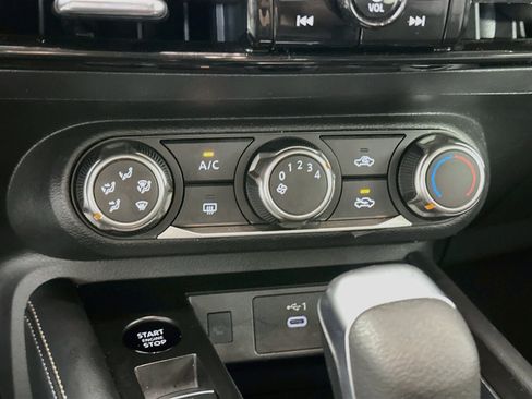 Used 2025 Nissan Kicks SV AWD/4WD image 23
