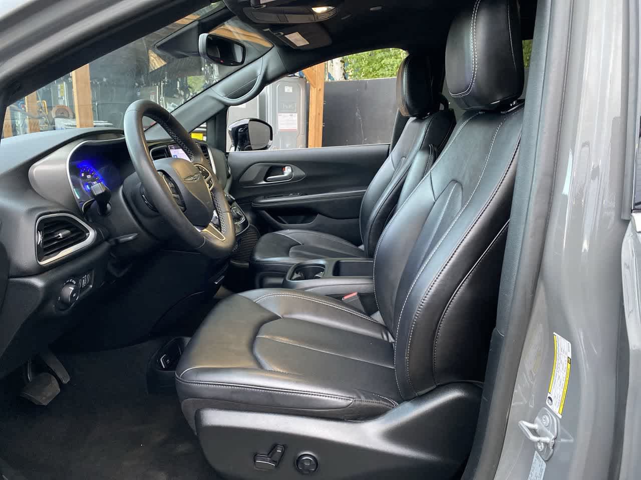 Used 2025 Chrysler Pacifica Select FWD image 13