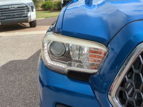 Used 2018 Toyota Tacoma TRD Sport w/ Technology Package image 10