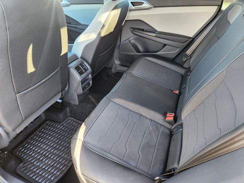 Certified 2025 Volkswagen Taos SE image 18