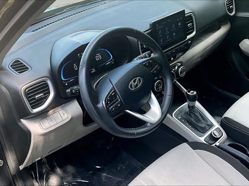 Used 2025 Hyundai Venue SEL FWD image 18