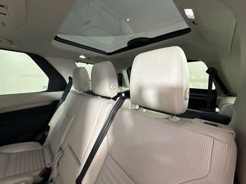 New 2026 Land Rover Discovery Dynamic SE image 33