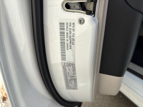 Used 2023 Chrysler Pacifica Touring-L FWD image 32