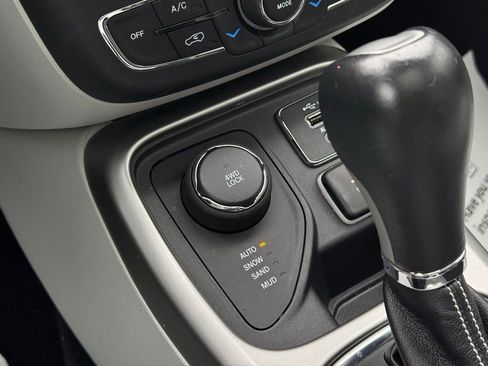 Used 2019 Jeep Compass Latitude w/ Cold Weather Group AWD/4WD image 37