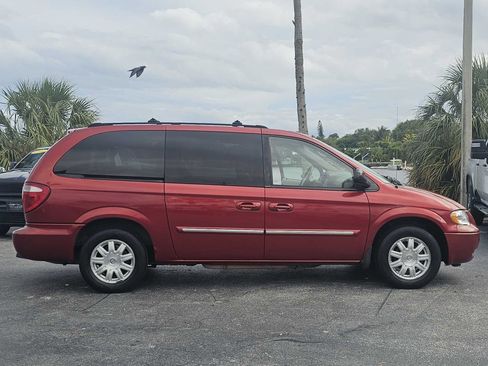 Used 2005 Chrysler Town & Country Touring w/ Leather Interior Group image 15