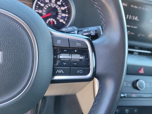 Used 2023 Kia Carnival LX image 17