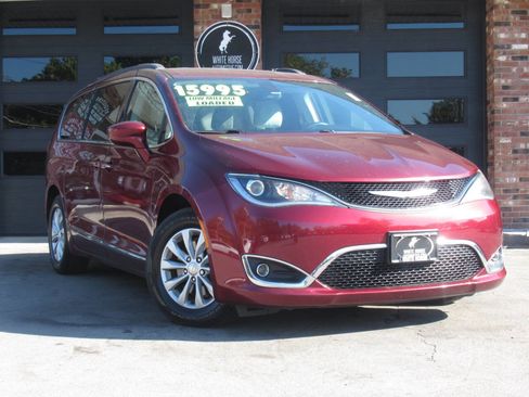 Used 2017 Chrysler Pacifica Touring-L image 1