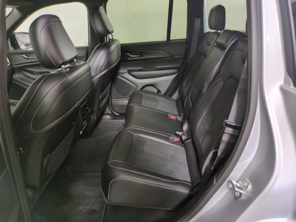 Used 2025 Jeep Grand Cherokee Altitude AWD/4WD image 29