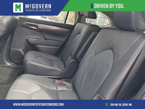 Used 2023 Toyota Highlander Platinum AWD/4WD image 32