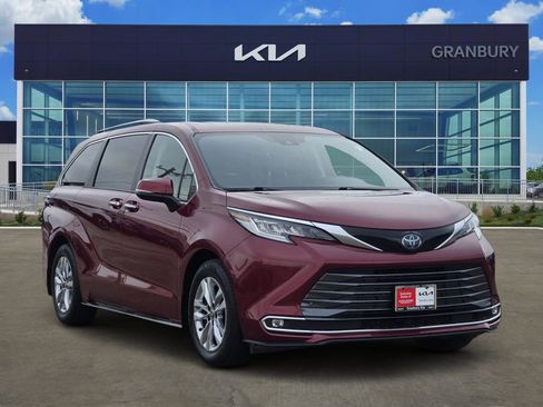 Used 2022 Toyota Sienna Limited FWD image 3