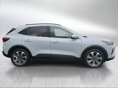 Used 2025 Ford Escape Platinum AWD/4WD image 2