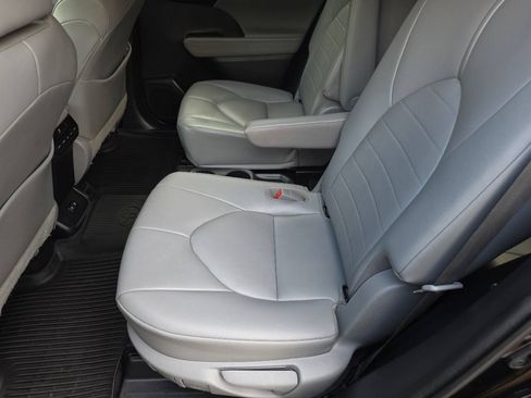 Used 2021 Toyota Highlander XLE FWD image 18
