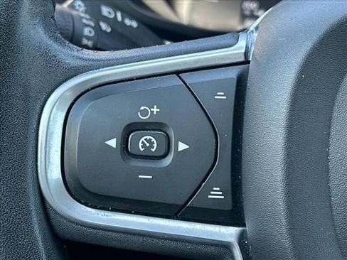 Used 2019 Volvo XC60 T5 Momentum FWD image 25