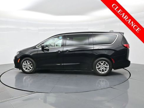 Used 2024 Chrysler Pacifica Touring-L image 10