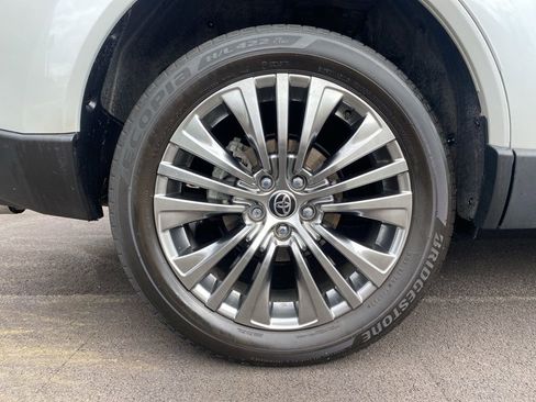 Used 2023 Toyota Venza Limited image 33