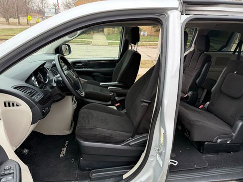 Used 2012 Dodge Grand Caravan SE image 2