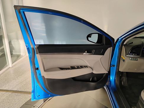 Used 2017 Hyundai Elantra SE image 11